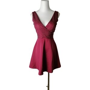 🍎 S, maroon V-neckline sleeveless    dress with cut-out detail at waist